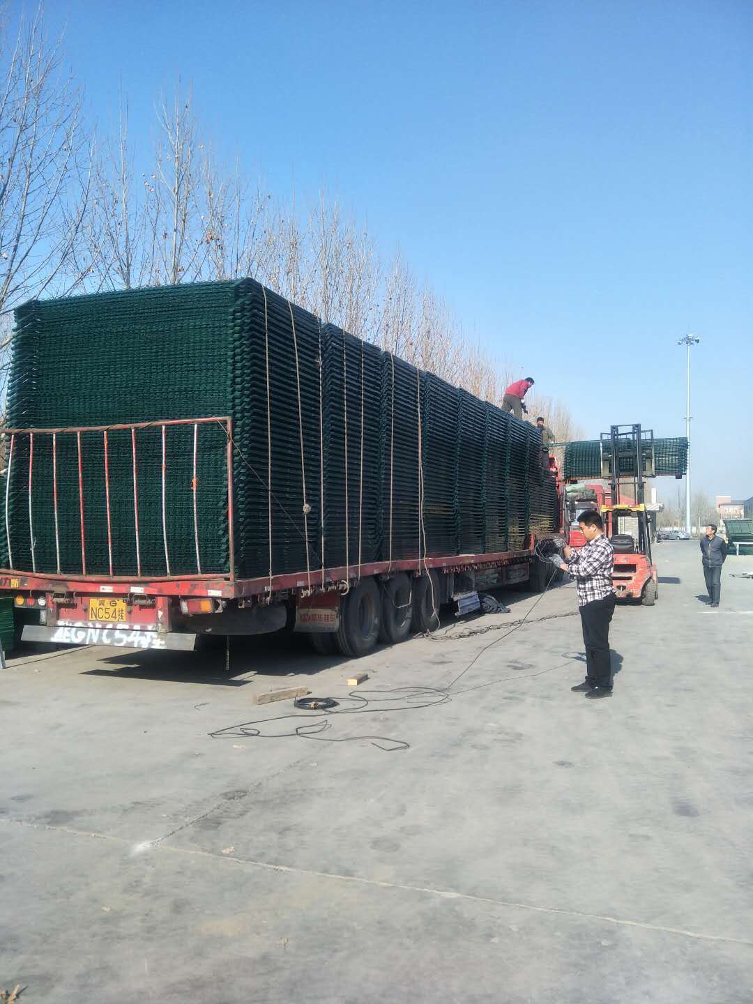 武漢至廣州27公里鐵路封閉護欄網發(fā)貨